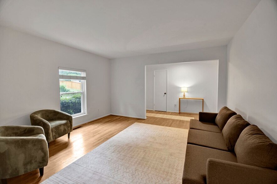 Building Photo - 3541 W Lakeside Dr