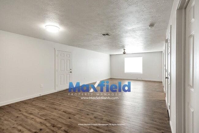 Building Photo - Pet Friendly Main Floor 3BD 2BA 2GA Unit Near Costco and High School