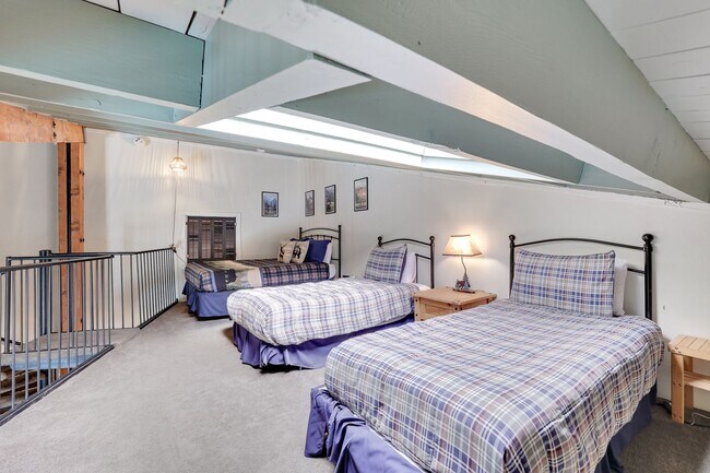 Building Photo - FREE MONTH RENT w/ 1 Year Lease - 3rd floo...