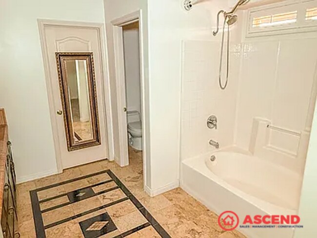 Building Photo - 4 Bedroom Home In R0sedale!!