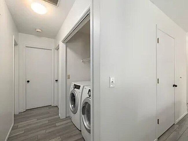 Building Photo - 3 Bed 2 Bath 2 Car Garage Available Now!!!