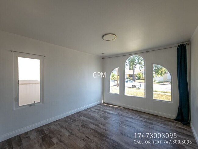 Building Photo - 723 W Doran St