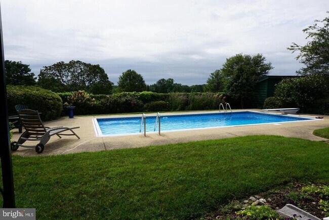 Building Photo - 927 Fairway Dr NE