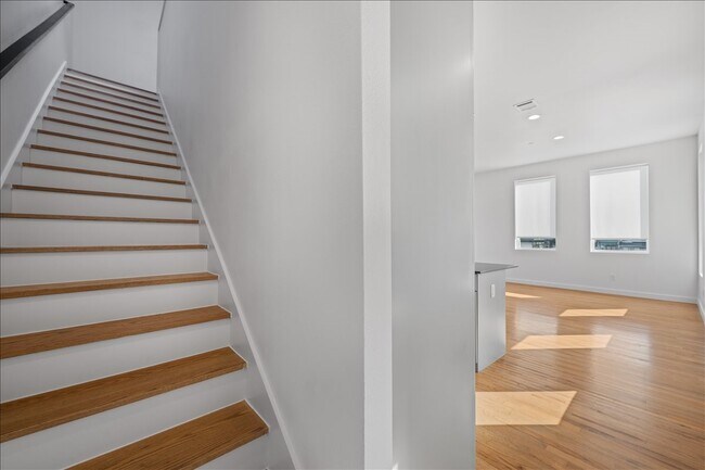 Building Photo - 1715 Bennett Ave