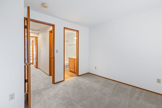 Building Photo - Duplex - 2 bedroom 2 bath