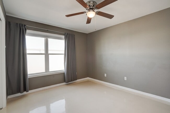 Building Photo - 2450 Ashdale Dr