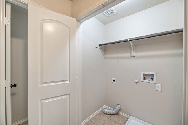 Building Photo - AVAILABLE NOW! Beautiful 3 Bedroom Duplex located in Lavon,Texas!