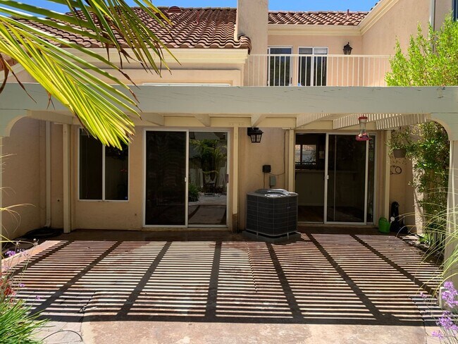Building Photo - Eastlake : 2 bed, 2.5 bath vaulted ceiling...