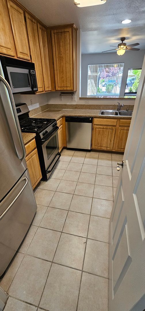 Building Photo - TANAMERA CONDOMINIUMS 1 bed 1 bath 1 car g...