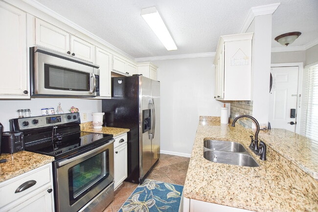 Building Photo - Spacious Condo Beautifully Furnished