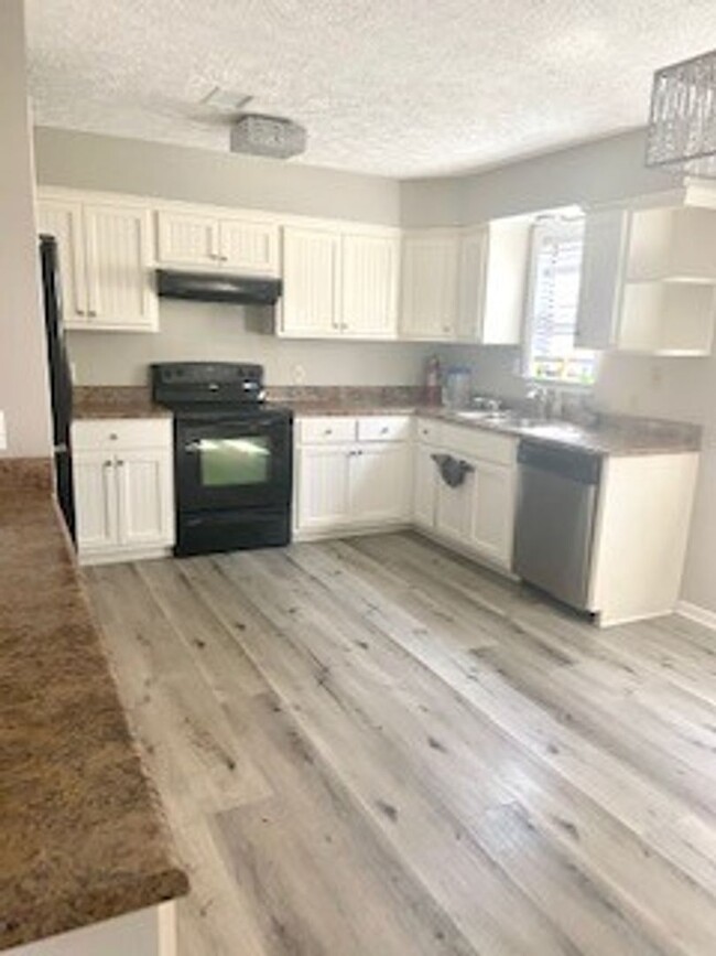 Building Photo - Beautiful home on quiet cul-de-sac! Very c...