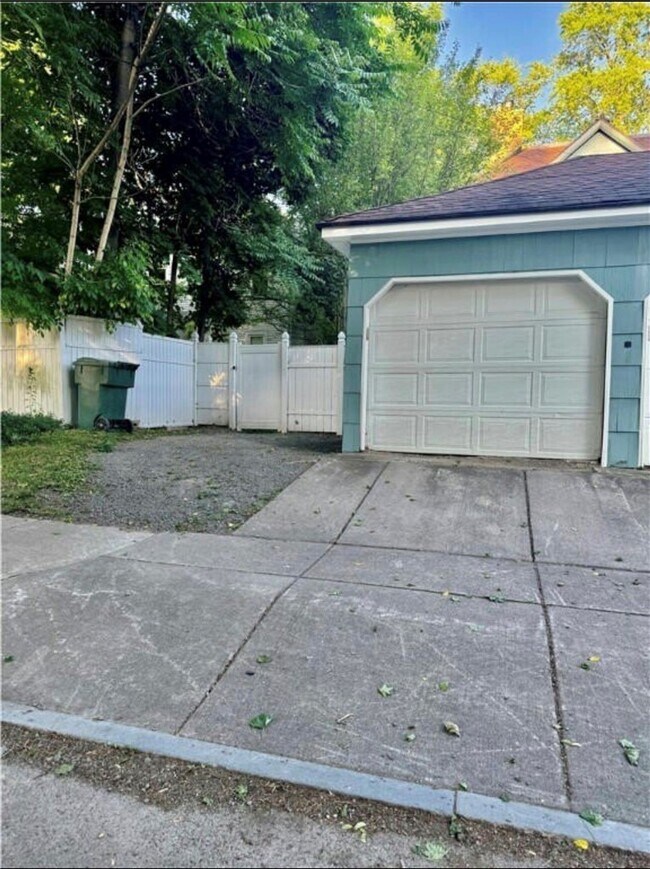 Building Photo - 275 Rosedale St