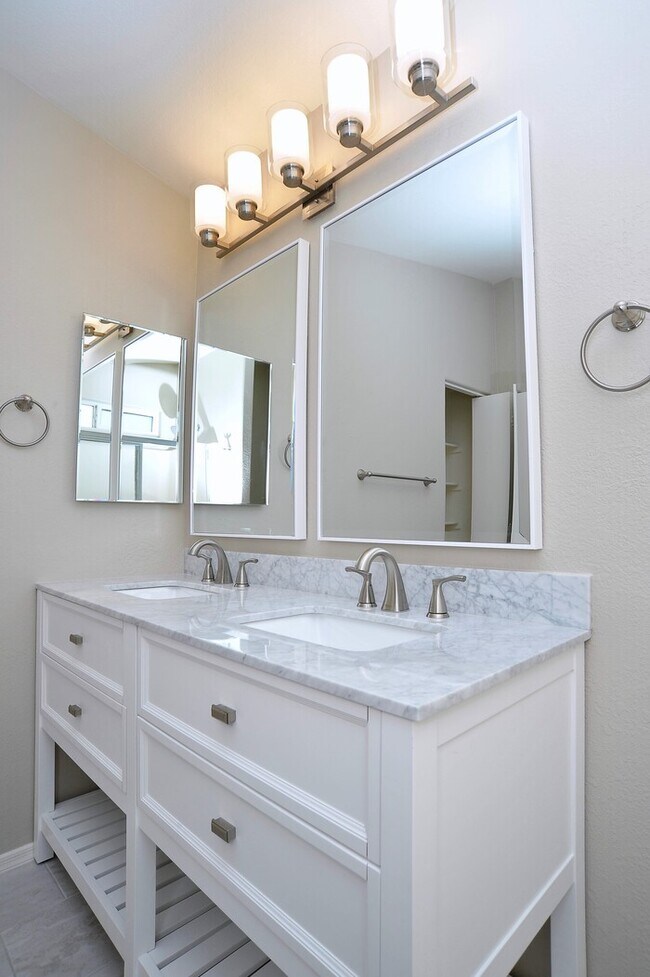 Building Photo - All tile 4 bedroom home in Oro Valley!