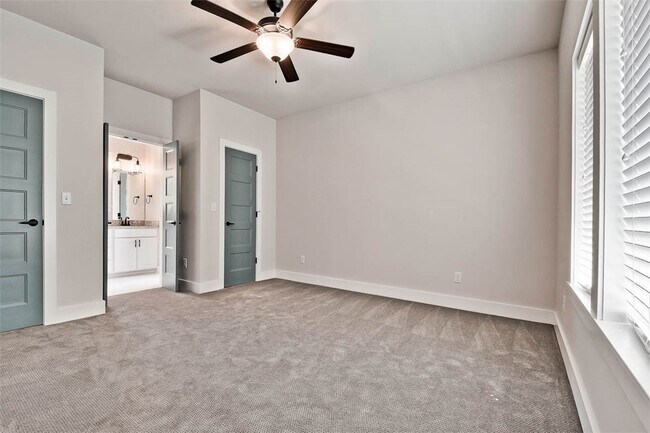 Building Photo - 930 S College Ave