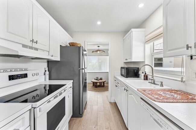 Building Photo - 207 Tropic Isle Dr