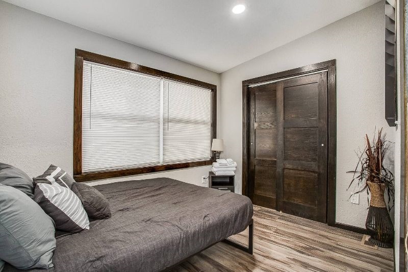 Building Photo - 1146 E Gudgell Ave