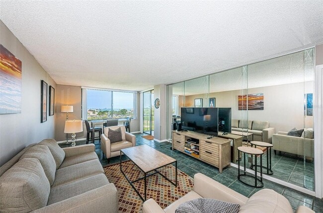 Building Photo - 6104 Palma Del Mar Blvd S