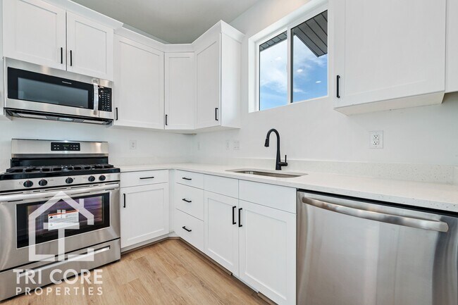 Building Photo - ?? 1 MONTH FREE + FREE PET RENT | Spacious 2BR Townhome w/ 2-Car Garage + Smart Home Features
