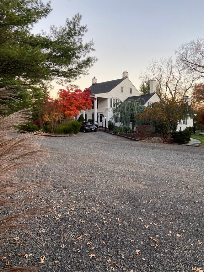 Building Photo - 423 Country Club Rd