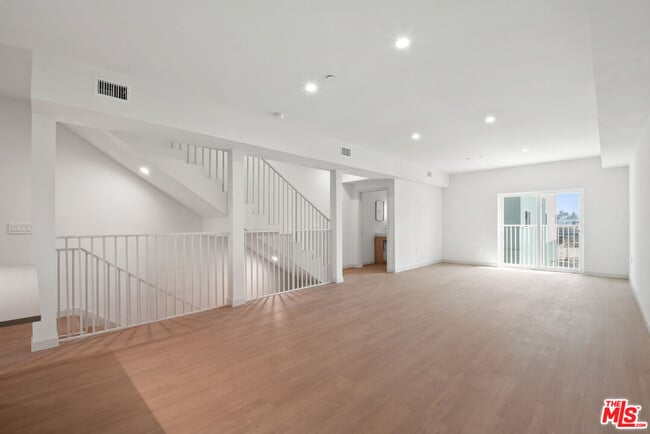 Building Photo - 2523 S Orange Dr