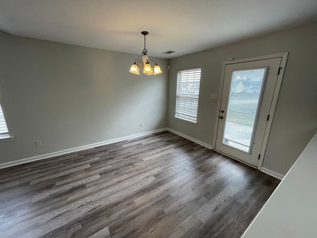 Building Photo - Loudon 3-bedroom 2-bathroom home with open layout on corner lot available 11/15