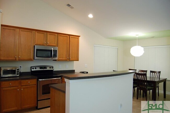 Building Photo - 3 Bedroom/2Bath+Bonus Room & Private Back Yard