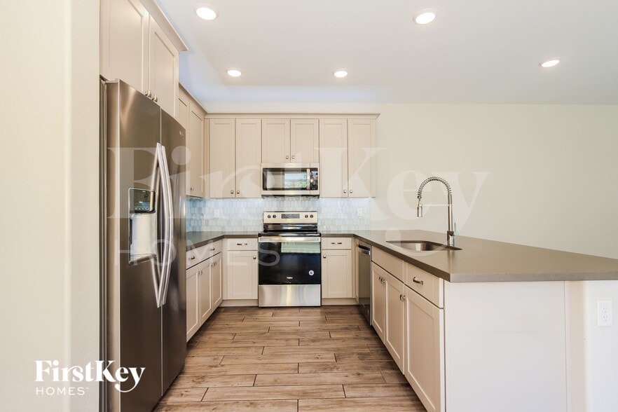 Building Photo - 1023 S 151st Ln