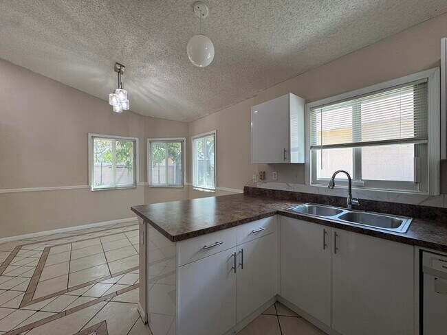 Building Photo - 1038 W Jasmine Ln