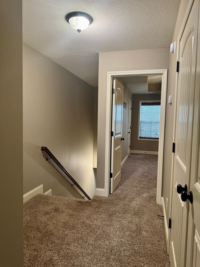 Building Photo - Luxury Townhouse! 2 Bed/2.5 Bath, 1 Car ga...