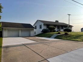 Building Photo - 2320 Rinderle Dr