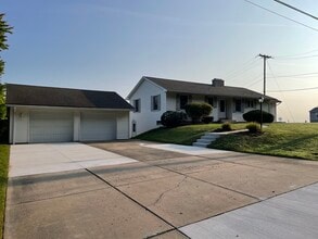 Building Photo - 2320 Rinderle Dr