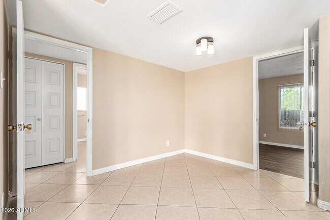 Building Photo - 1049 E Carter Dr