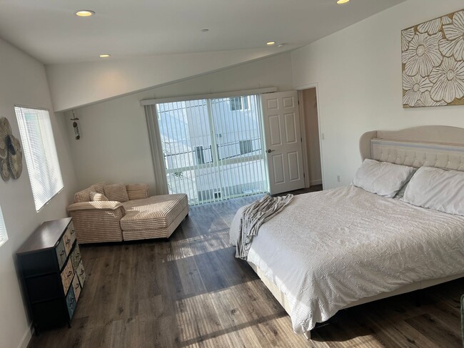 Building Photo - 1119 N Berendo St