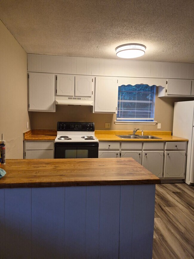 Building Photo - 145 Deerwood Ct