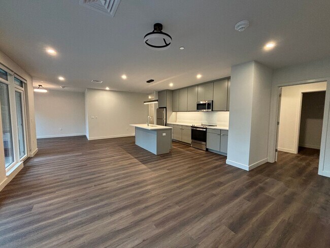 Building Photo - Southwest Corner Stunner at One25 – Lake V...