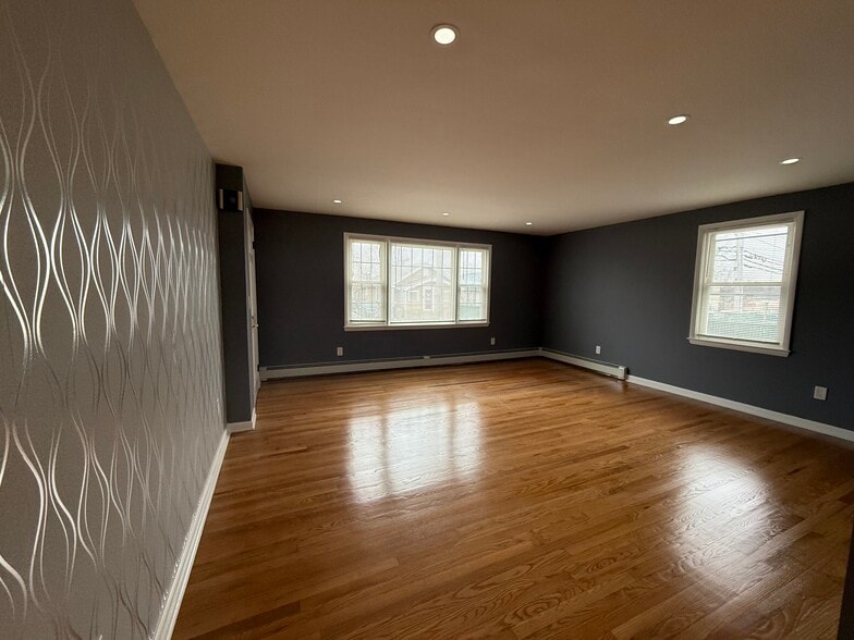 Building Photo - 25 Melrose Pl