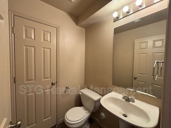 Building Photo - 3155 S Hidden Valley Dr