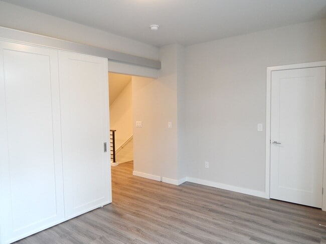 Building Photo - Bellevue 5 bd 3.5 bath townhouse with two ...