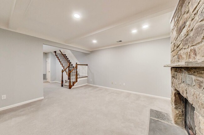 Building Photo - Spectacular 3 Bed + LOFT + 3.5 Bath- Custom Kitchen & Master Retreat w/ Beautiful Updates