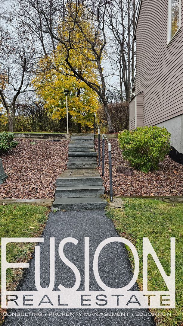 Building Photo - Bright, Spacious End-Unit Townhome in Premier South Burlington Neighborhood AVAILABLE NOW!