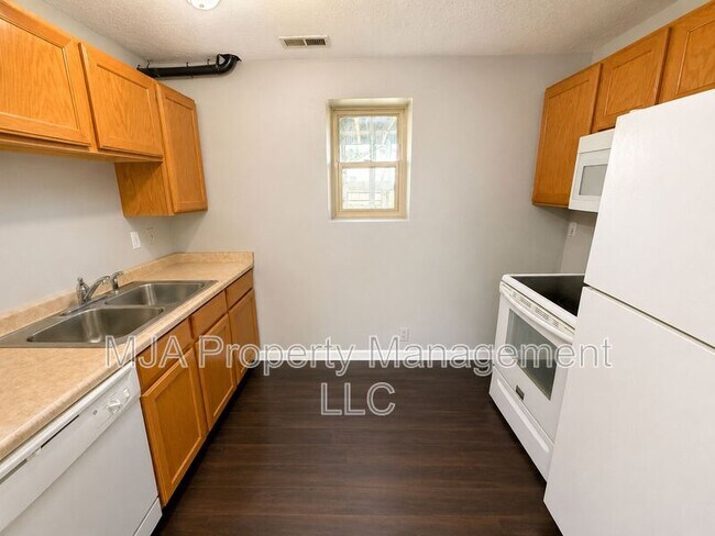 Building Photo - 6375 Fuchsia Dr