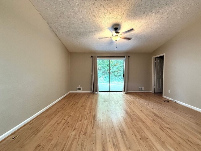 Building Photo - 3 Bedroom Townhome located walking distance to Downtown Woodstock!