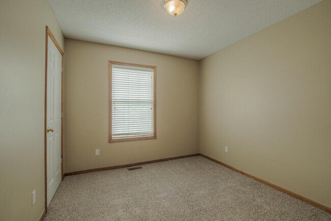 Building Photo - 612 NE Topaz Dr