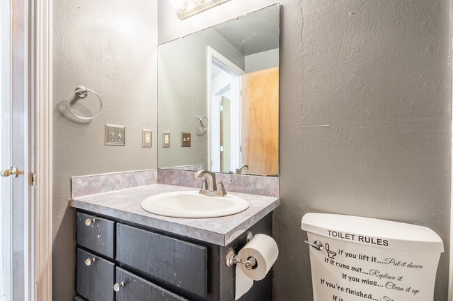 Building Photo - 924 E Georgia Ave