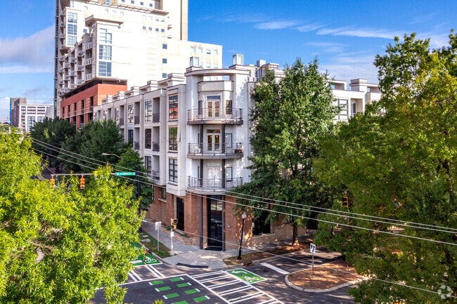 Building Photo - Court 6