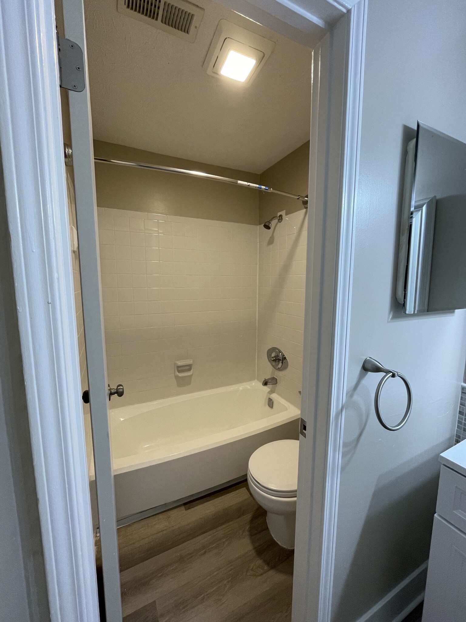 Separate tub/toliet in owners suite #1 - 409 Natchez Trce