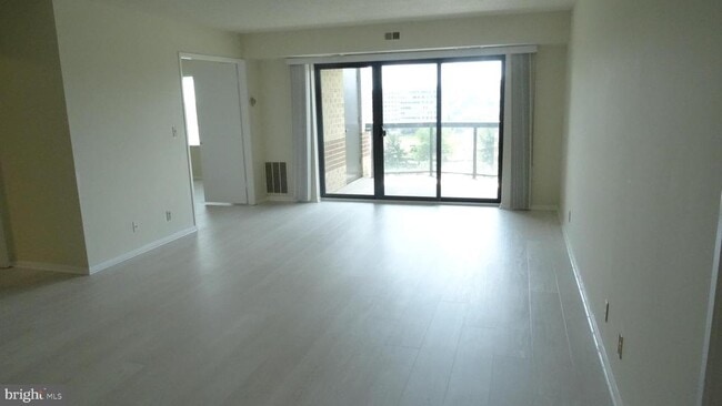 Building Photo - 8350 Greensboro Dr