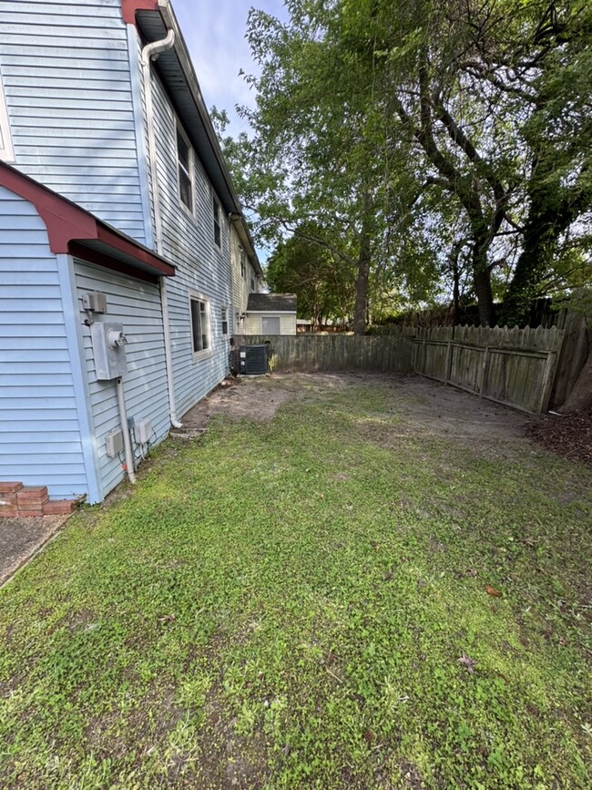Building Photo - 1346 Victorian Crescent