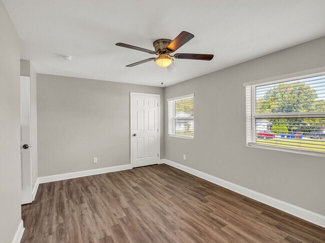 Building Photo - Oak Ridge 37830 - 3 bedroom 2 bath duplex ...