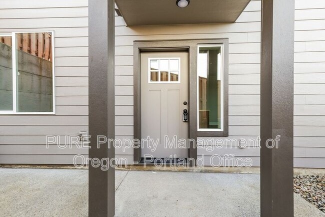 Building Photo - 2659 NE Justus Ave